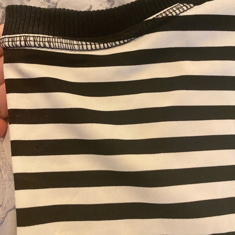 Sharagano Y2K Medium Black and White Striped Bare Shoulder Grunge Goth Tank Top